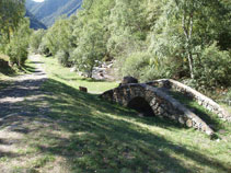 Le pont avec la sculpture à côté du chemin.
