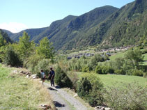 Les maisons d´Arans au fond.