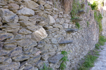 Détail d´un mur en pierre sèche à Aixirivall.