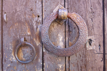 Détail de la porte d´une maison à Aixirivall.