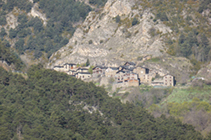 Le village de Fontaneda, de l´autre côté de la vallée.