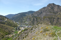 Sant Julià de Lòria et la chaîne montagneuse du Vedat depuis Sant Serni.