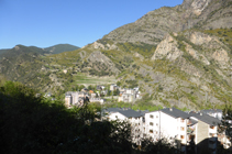 Vue sur Sant Julià en regardant vers la colline de Jou.