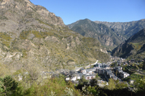 Vue sur Sant Julià en regardant vers le nord, avec la chaîne montagneuse du Vedat derrière nous.