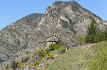 Église Sant Serni de Nagol avec la chaîne montagneuse du Vedat au fond.