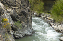 Plus bas, la rivière se rétrécit en passant par un promontoire rocheux.