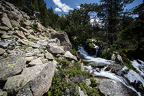 Chute d´eau de la rivière Madriu à la droite du chemin.